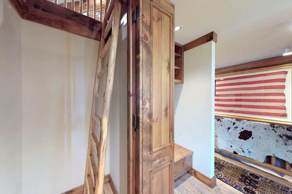 Abode at Moosehead Cabin, walk to skiing, hot tub, mountain views