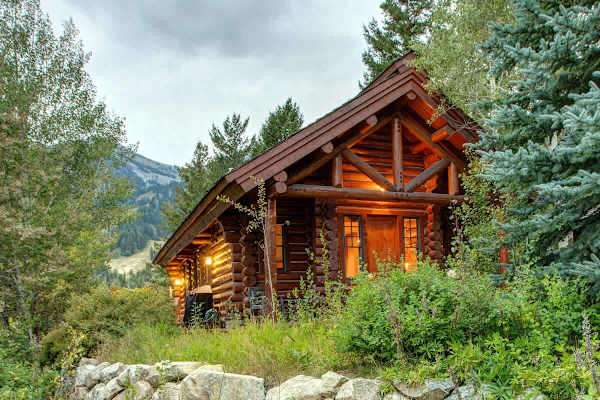 Abode at Moosehead Cabin, walk to skiing, hot tub, mountain views