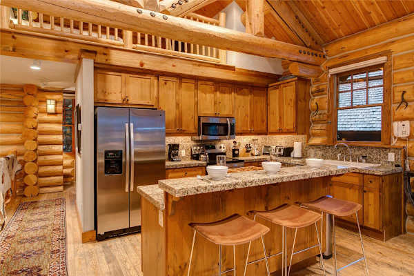Abode at Moosehead Cabin, walk to skiing, hot tub, mountain views
