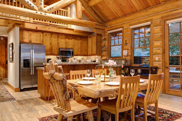 Abode at Moosehead Cabin, walk to skiing, hot tub, mountain views