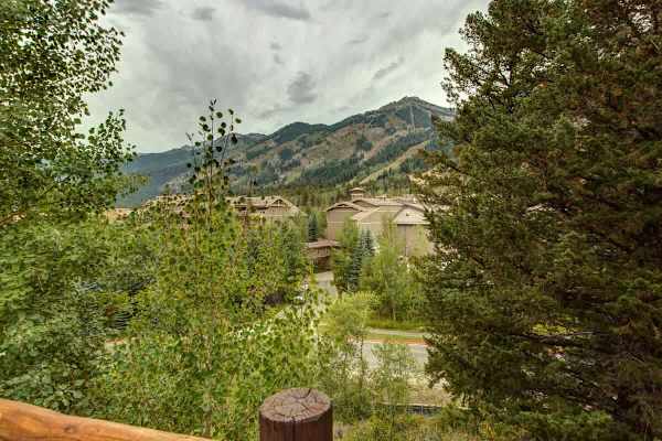 Abode at Moosehead Cabin, walk to skiing, hot tub, mountain views