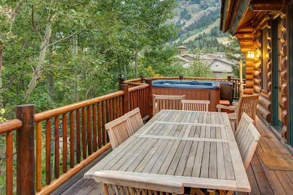 Abode at Moosehead Cabin, walk to skiing, hot tub, mountain views