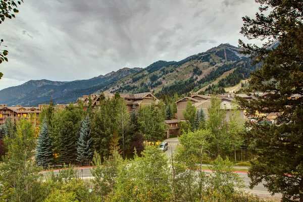 Abode at Moosehead Cabin, walk to skiing, hot tub, mountain views