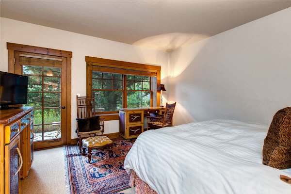 Abode at Moosehead Cabin, walk to skiing, hot tub, mountain views
