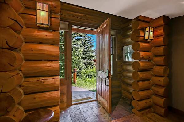 Abode at Moosehead Cabin, walk to skiing, hot tub, mountain views
