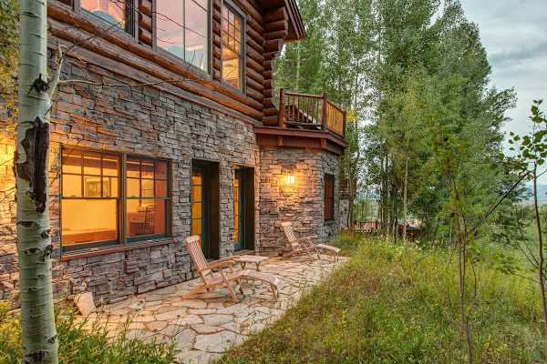 Abode at Moosehead Cabin, walk to skiing, hot tub, mountain views