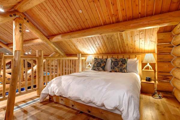 Abode at Moosehead Cabin, walk to skiing, hot tub, mountain views