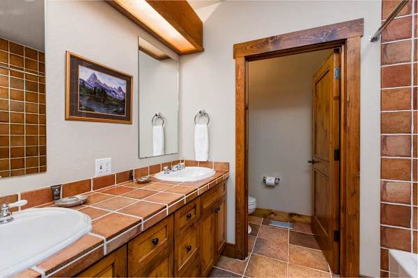 Abode at Moosehead Cabin, walk to skiing, hot tub, mountain views