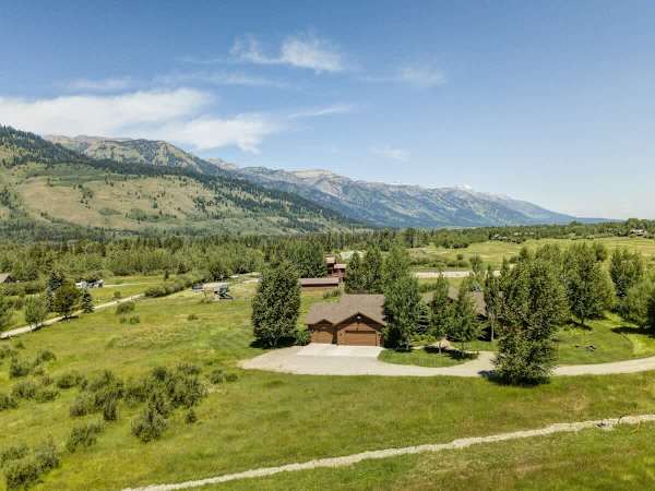 Abode at Sweetwater, Teton views, outdoor living, private pond