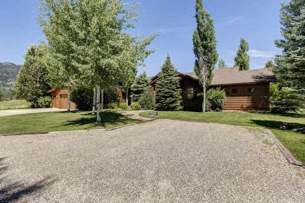 Abode at Sweetwater, Teton views, outdoor living, private pond