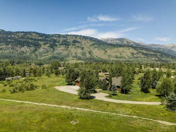 Abode at Sweetwater, Teton views, outdoor living, private pond