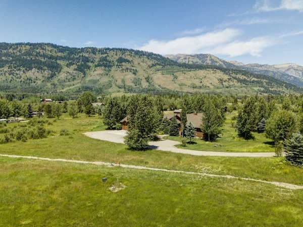 Abode at Sweetwater, Teton views, outdoor living, private pond