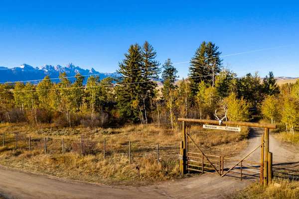Abode at 7 Cabins, perfect for large groups, Teton views, wildlife