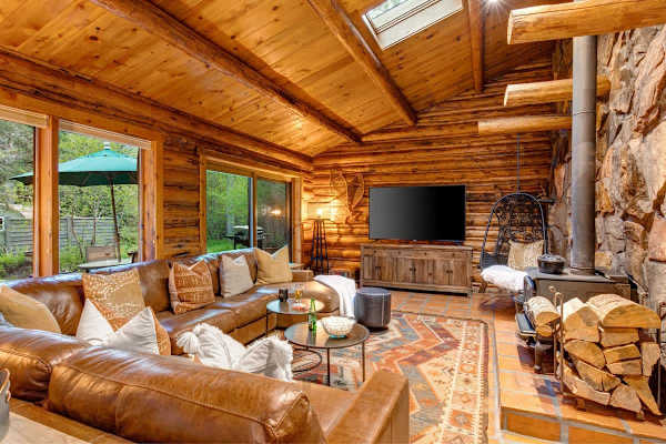 Abode at the Aspens, luxury log cabin, hot tub, near Teton Village