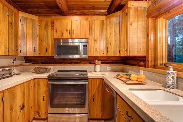 Abode at the Aspens, luxury log cabin, hot tub, near Teton Village