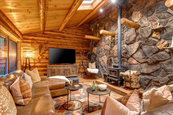 Abode at the Aspens, luxury log cabin, hot tub, near Teton Village