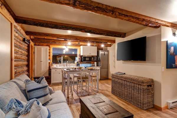 Abode at the Aspens, luxury log cabin, hot tub, near Teton Village