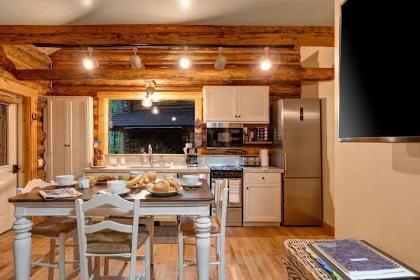 Abode at the Aspens, luxury log cabin, hot tub, near Teton Village