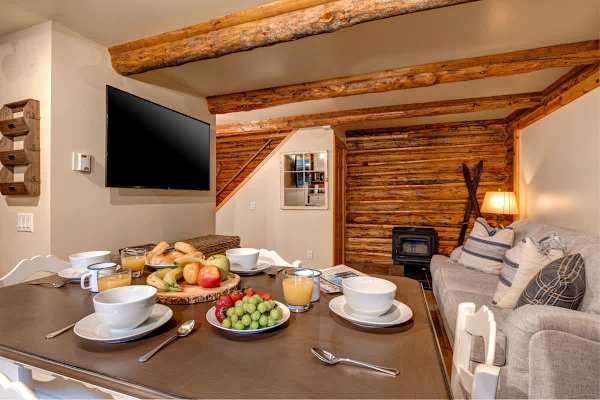 Abode at the Aspens, luxury log cabin, hot tub, near Teton Village