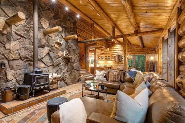 Abode at the Aspens, luxury log cabin, hot tub, near Teton Village