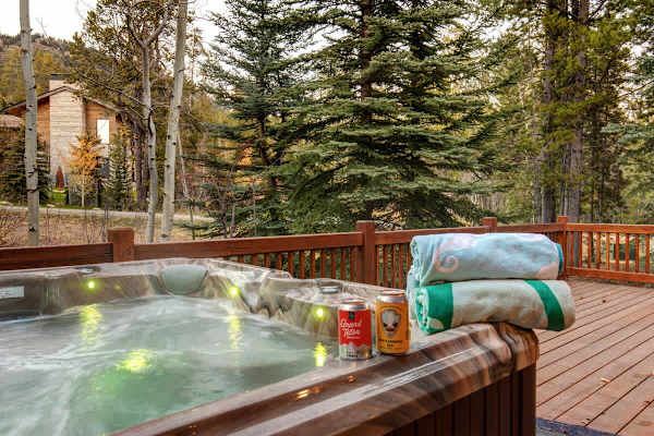 Abode at the Homestead, walk to slopes, private hot tub, chef's kitchen