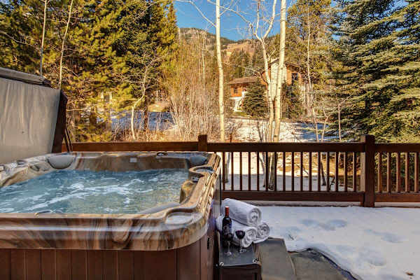 Abode at the Homestead, walk to slopes, private hot tub, chef's kitchen