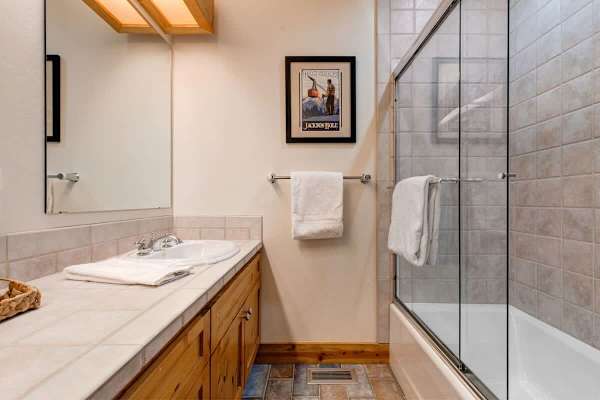Abode at the Homestead, walk to slopes, private hot tub, chef's kitchen