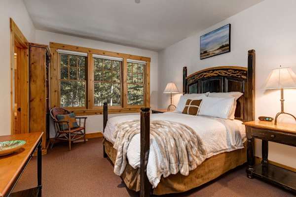 Abode at the Homestead, walk to slopes, private hot tub, chef's kitchen