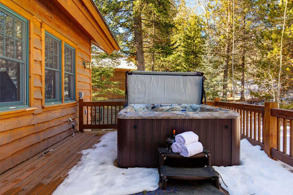 Abode at the Homestead, walk to slopes, private hot tub, chef's kitchen