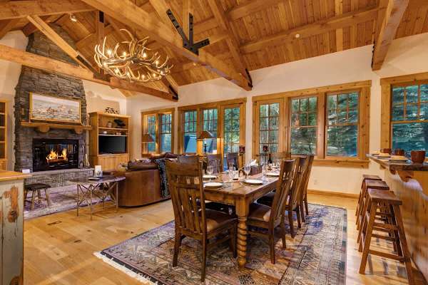 Abode at the Homestead, walk to slopes, private hot tub, chef's kitchen
