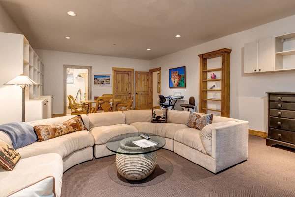 Abode at the Homestead, walk to slopes, private hot tub, chef's kitchen