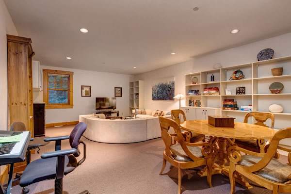Abode at the Homestead, walk to slopes, private hot tub, chef's kitchen