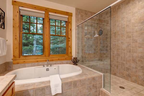 Abode at the Homestead, walk to slopes, private hot tub, chef's kitchen