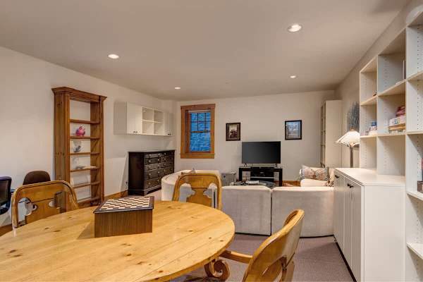 Abode at the Homestead, walk to slopes, private hot tub, chef's kitchen