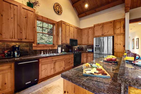 Abode at the Homestead, walk to slopes, private hot tub, chef's kitchen