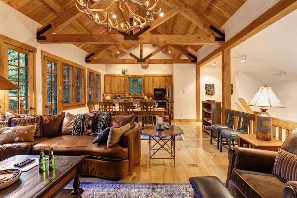 Abode at the Homestead, walk to slopes, private hot tub, chef's kitchen
