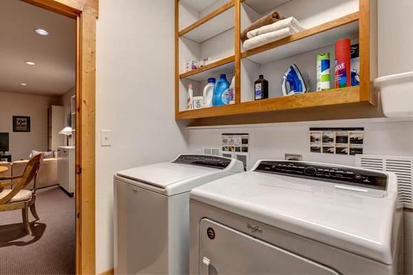 Abode at the Homestead, walk to slopes, private hot tub, chef's kitchen