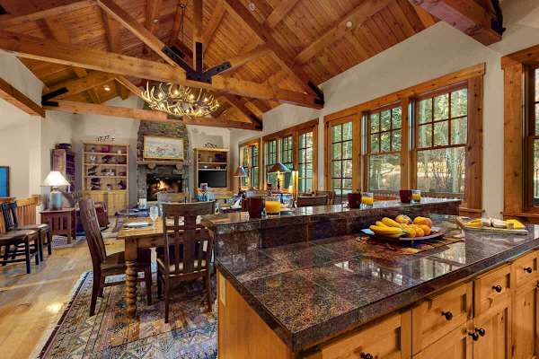 Abode at the Homestead, walk to slopes, private hot tub, chef's kitchen