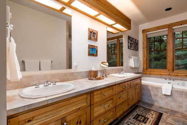 Abode at the Homestead, walk to slopes, private hot tub, chef's kitchen