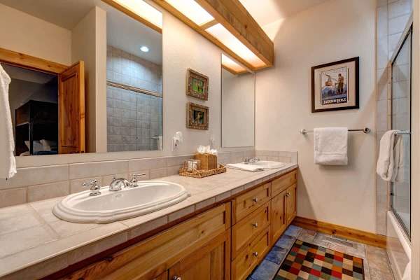 Abode at the Homestead, walk to slopes, private hot tub, chef's kitchen