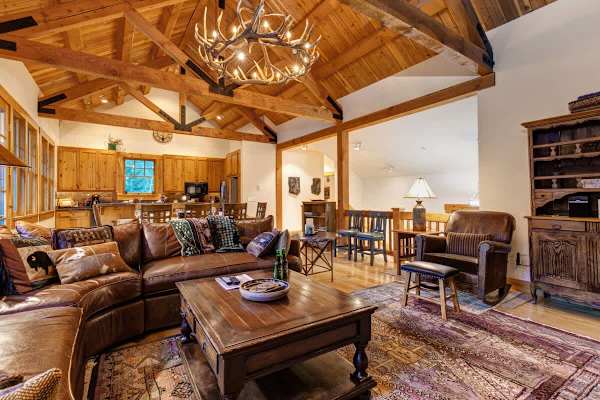 Abode at the Homestead, walk to slopes, private hot tub, chef's kitchen