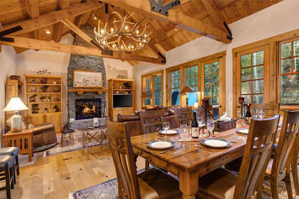 Abode at the Homestead, walk to slopes, private hot tub, chef's kitchen
