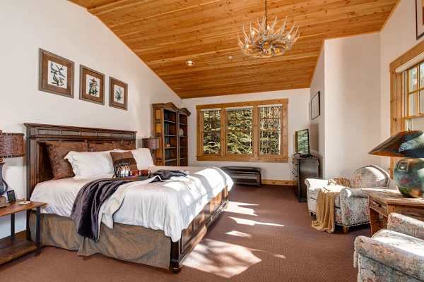 Abode at the Homestead, walk to slopes, private hot tub, chef's kitchen