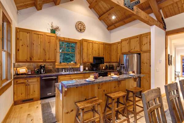 Abode at the Homestead, walk to slopes, private hot tub, chef's kitchen