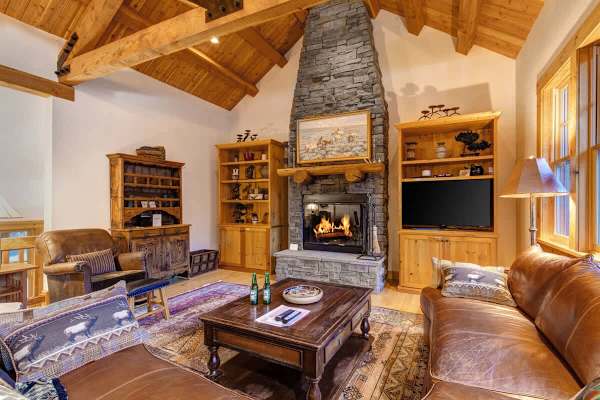 Abode at the Homestead, walk to slopes, private hot tub, chef's kitchen