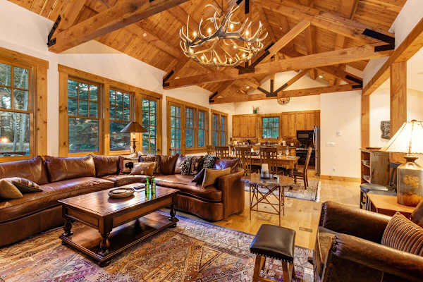 Abode at the Homestead, walk to slopes, private hot tub, chef's kitchen
