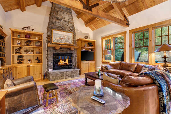 Abode at the Homestead, walk to slopes, private hot tub, chef's kitchen
