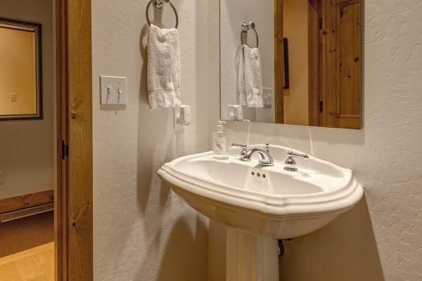 Abode at the Homestead, walk to slopes, private hot tub, chef's kitchen