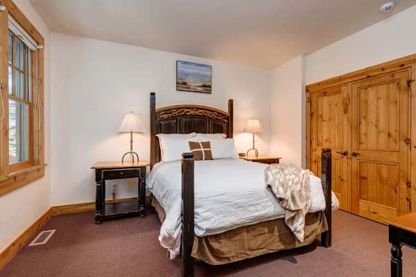 Abode at the Homestead, walk to slopes, private hot tub, chef's kitchen