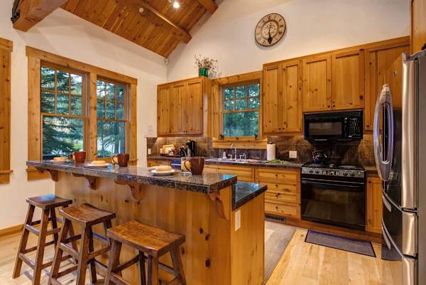 Abode at the Homestead, walk to slopes, private hot tub, chef's kitchen